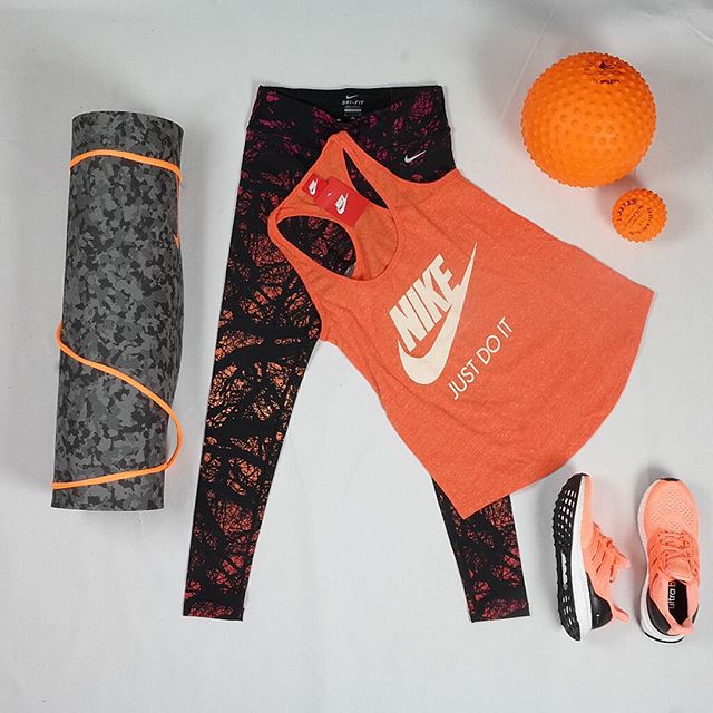 Dagens treningsantrekk ?? Nike Epic Lux printed Engineered tights og singlet. Sko: Adidas Ultra boost #nike #nikewomen #nikesportswear #justdoit #adidas #afidasrunning #fitness #bergen #vestkantenstorsenter #gallerietbergen #sportsgalleriet