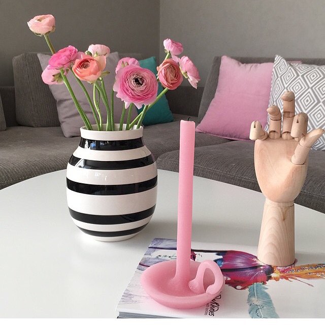 Rosa kan også være en tøff farge, se hvordan @miennasverden har kombinert dette, med sort omaggiovase og rosa tallow lys. Dette får du på kanel

Bildekred;miennasverden

#kahlerdesign #omaggio #vase #tallow #lys #bergensentrum #gallerietbergen #kaneligalleriet