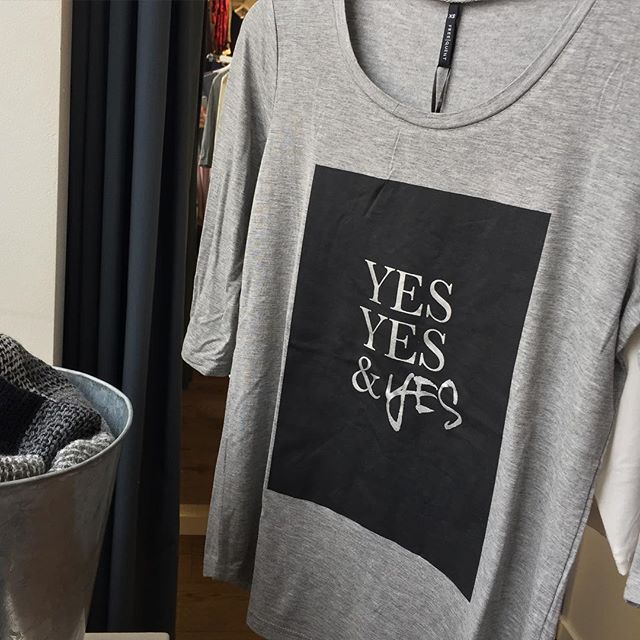 Yes yes & yes?#topp #top #gray #grå @freequentfashion #gallerietbergen