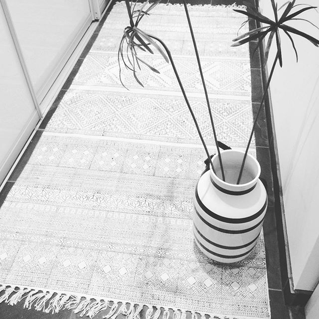 Teppe til gangen kanskje? Nyeste, råeste teppet fra #housedoctordk ?

#omaggio #vase #Kähler #ta#teppe #gallerietbergen #kaneligalleriet