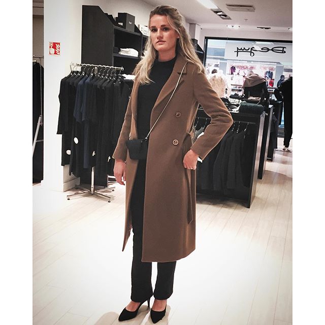 #classy #coat from #tricotbydeguy in #camel #color #slack #pant from #pieszak #blouse from #tricotbydeguy #pumps from #filippak #fashion #style #styleno #minmote #bergen #bergenby #bergensentrum #gallerietbergen #aw15 #inspiration #norge #mote #høst #amazing