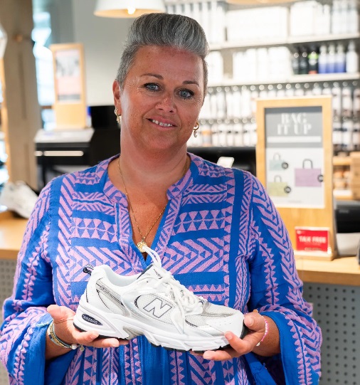 Butikksjef Kjersti fra Skoringen med sko fra New Balance